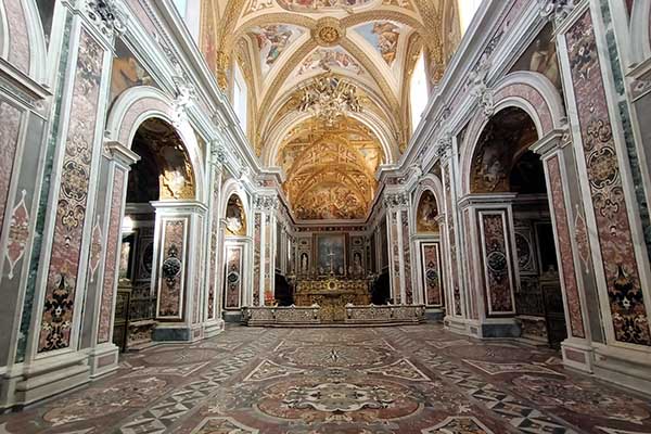Barocker Innenraum der Certosa di San Martino